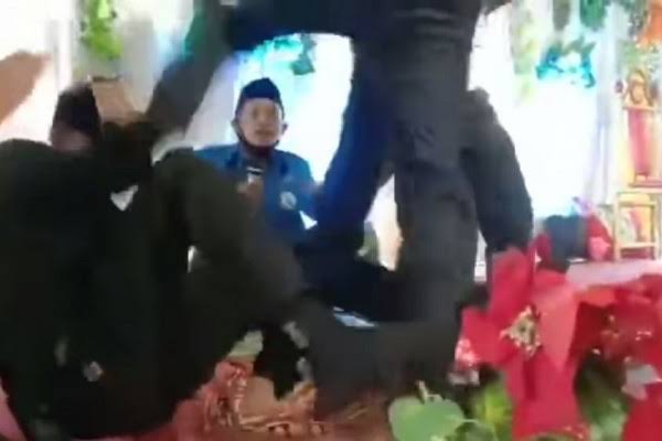 Viral! Datang Terlambat Akad Nikah, Pengantin Pria di Bima Ditendang Calon Mertua
