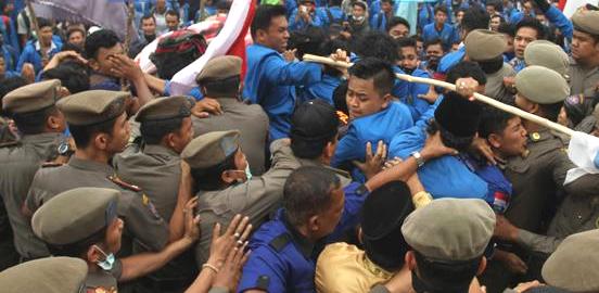 Desak masuk Gedung DPRD Riau, 6 Mahasiswa jadi Korban