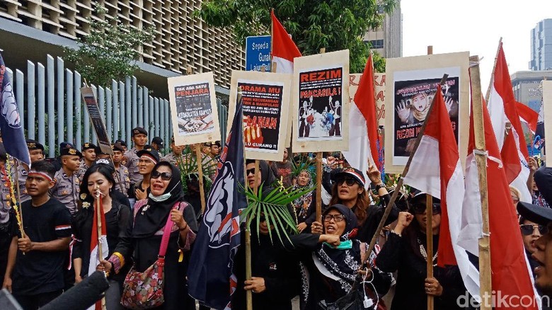 Bawa Keranda, Sejumlah Massa Demo di Depan Bawaslu