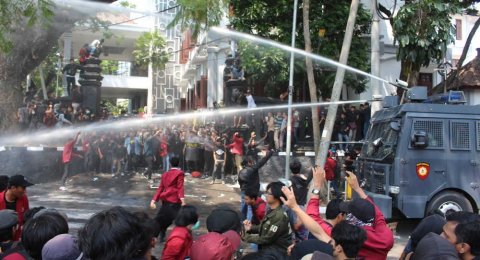 Demo DPR Ricuh, Tembakan Gas Air Mata Dibalas Lemparan Batu