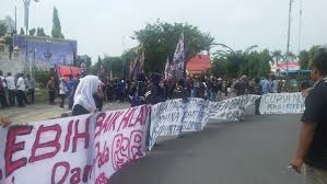 Demo Pendukung PSPS , Jalan Depan Kantor Gubri Ditutup
