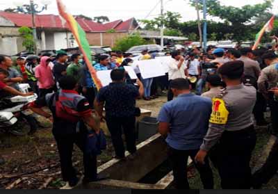 Demo di Bawaslu Rohul, Massa Desak Usut Tuntas Temuan C1 Dibuang ke Selokan
