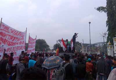 Demo di Kantor Gubernur, Ratusan Masyarakat Koto Aman Tagih Janji Jokowi