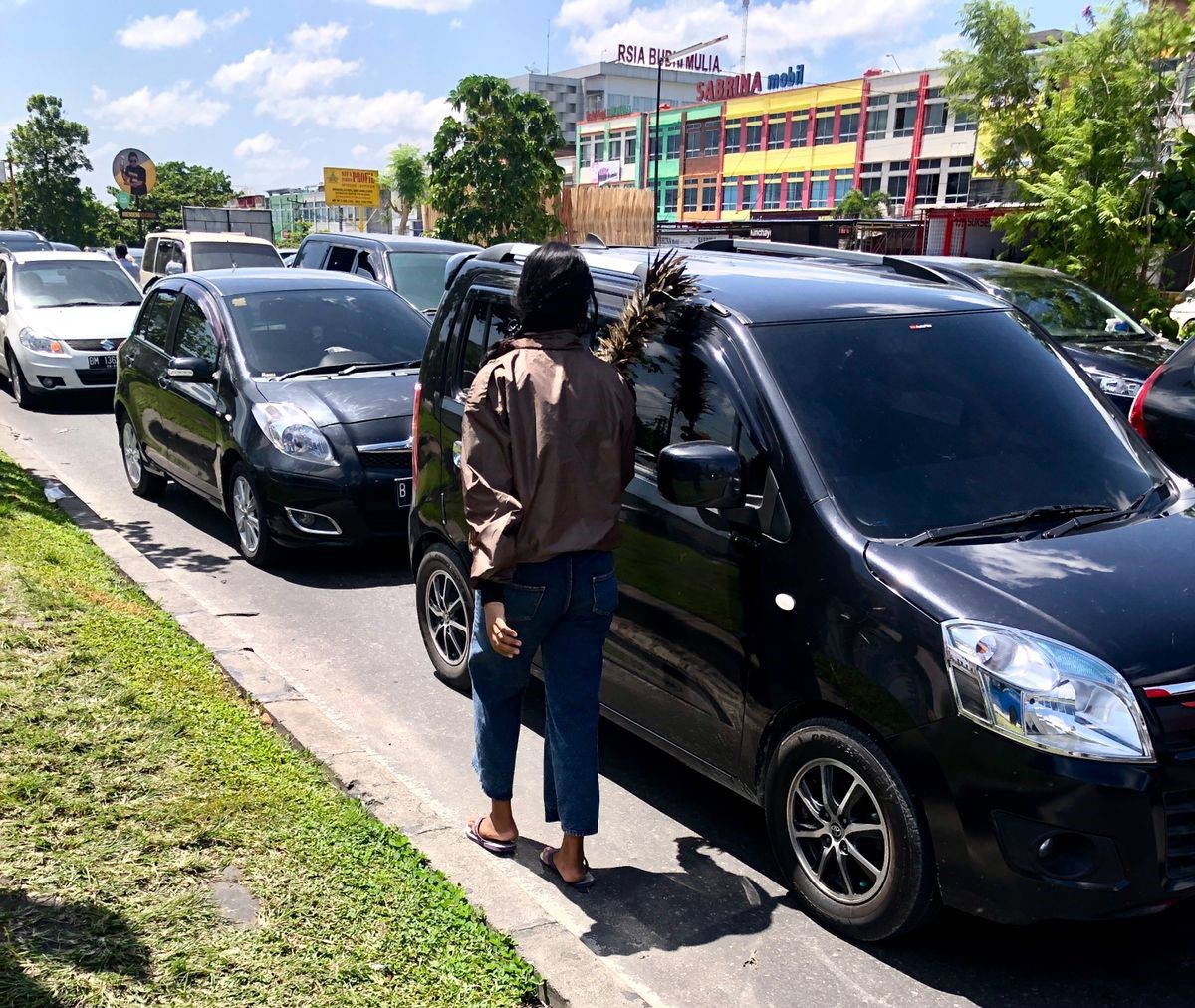 Suka Duka Devi Si Pembersih Kaca Mobil Jalanan, Berharap Tak Bertemu Orang Jahat