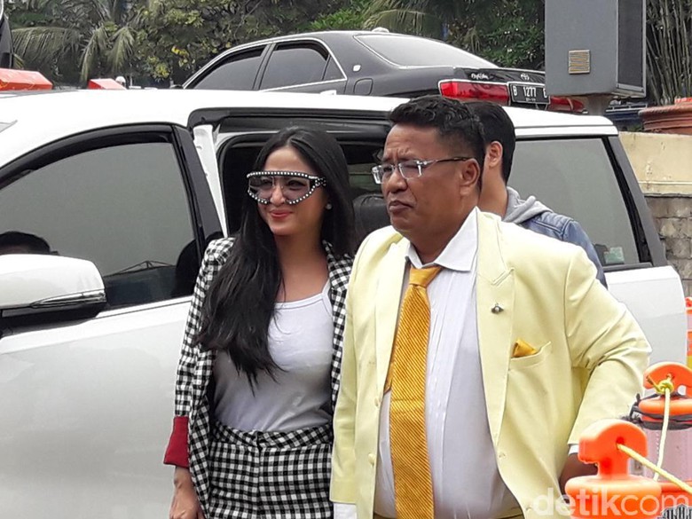 Ditemani Hotman Paris, Dewi Perssik Polisikan Keponakan