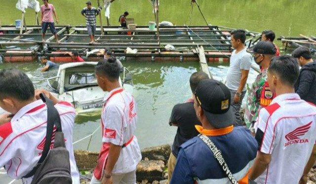 Mobil Pikap Terjun ke Sungai Kampar, Pengemudi Selamat 