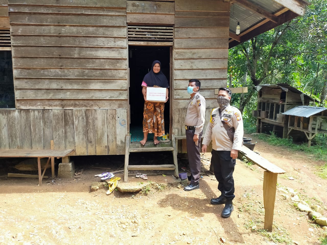 Personel Polsek Kampar Kiri Kembali Bagikan Sembako Bantu Warga Terdampak Covid-19