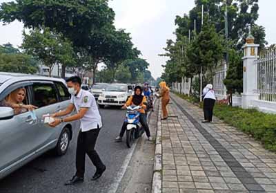 Pasca Gubri Sebut Karhutla Belum Mengkhawatirkan, Pekanbaru Berasap, Diskes Bagikan Masker