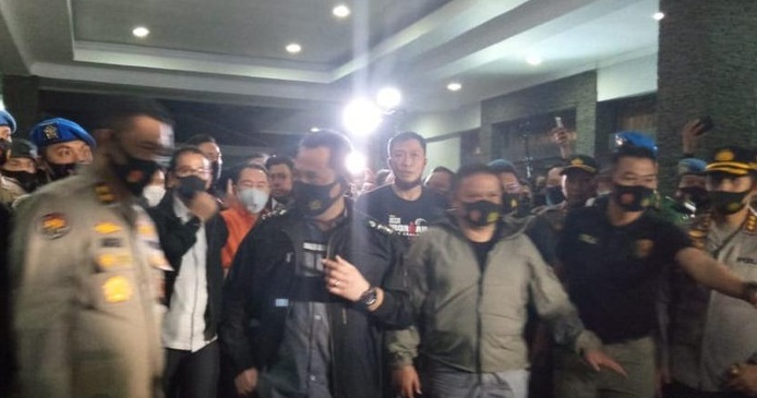 Berbaju Tahanan dan Diborgol,Djoko Tjandra Buronan Kasus Bank Bali Ditangkap!