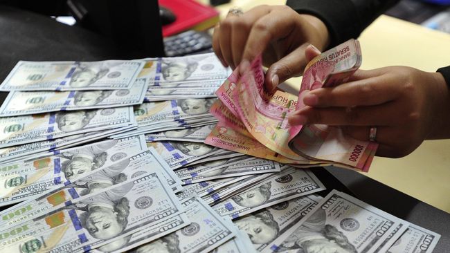 Rupiah Tertekan Mendarat di Posisi Rp14.020 per Dolar AS