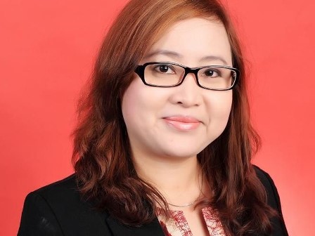 Inilah Sosok Yenita, Gadis Minang Dengan 13 Gelar Akademik