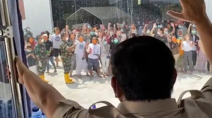 Dari Atas Bus, Prabowo Hanya Lambaikan Tangan Saat Kunjungi Natuna