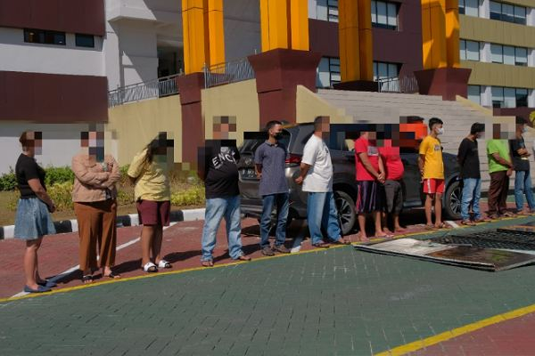 Amankan 15 Orang, Polisi Gerebek Kampung Dalam & Pangeran Hidayat