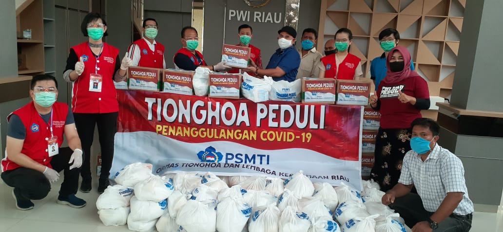 Tionghoa Peduli Covid-19 Riau Serahkan Sembako dan APD ke PWI Peduli
