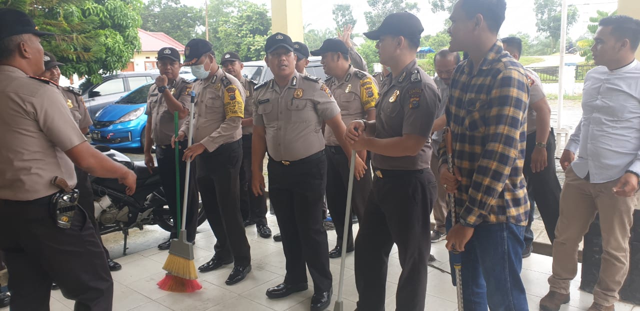 Personel Polsek Tambang Goro Bersihkan Lingkungan Mako Antisipasi Penyebaran Covid-19
