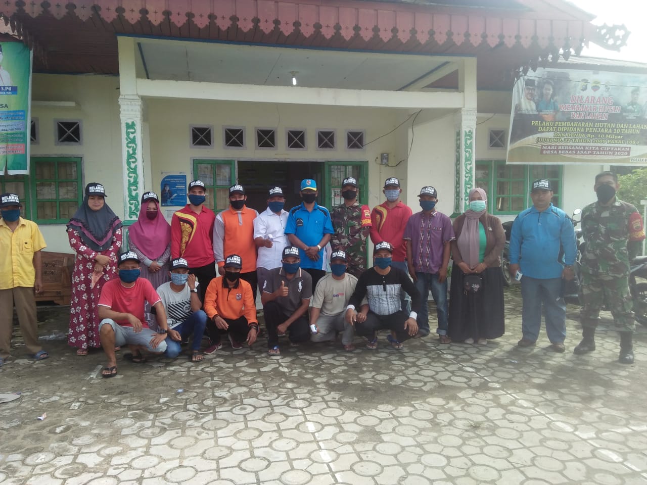 Relawan Covid-19 Desa Lubuk Mas Semprot Rumah Ibadah Dengan Desinfektan