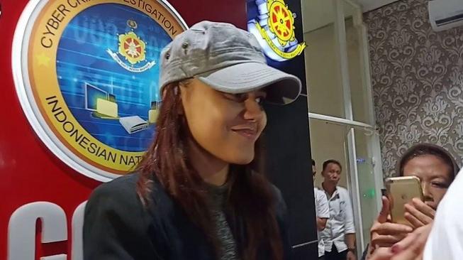 Setelah Diperiksa Terkait Prostitusi, Mantan Finalis Putri Indonesia Ini Bungkam