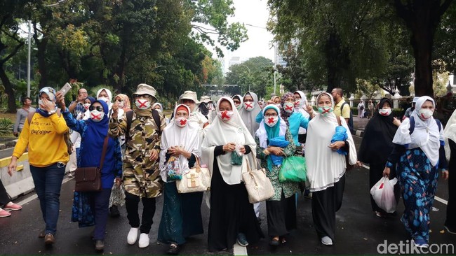 Emak-emak Kawal MK Bernyanyi 