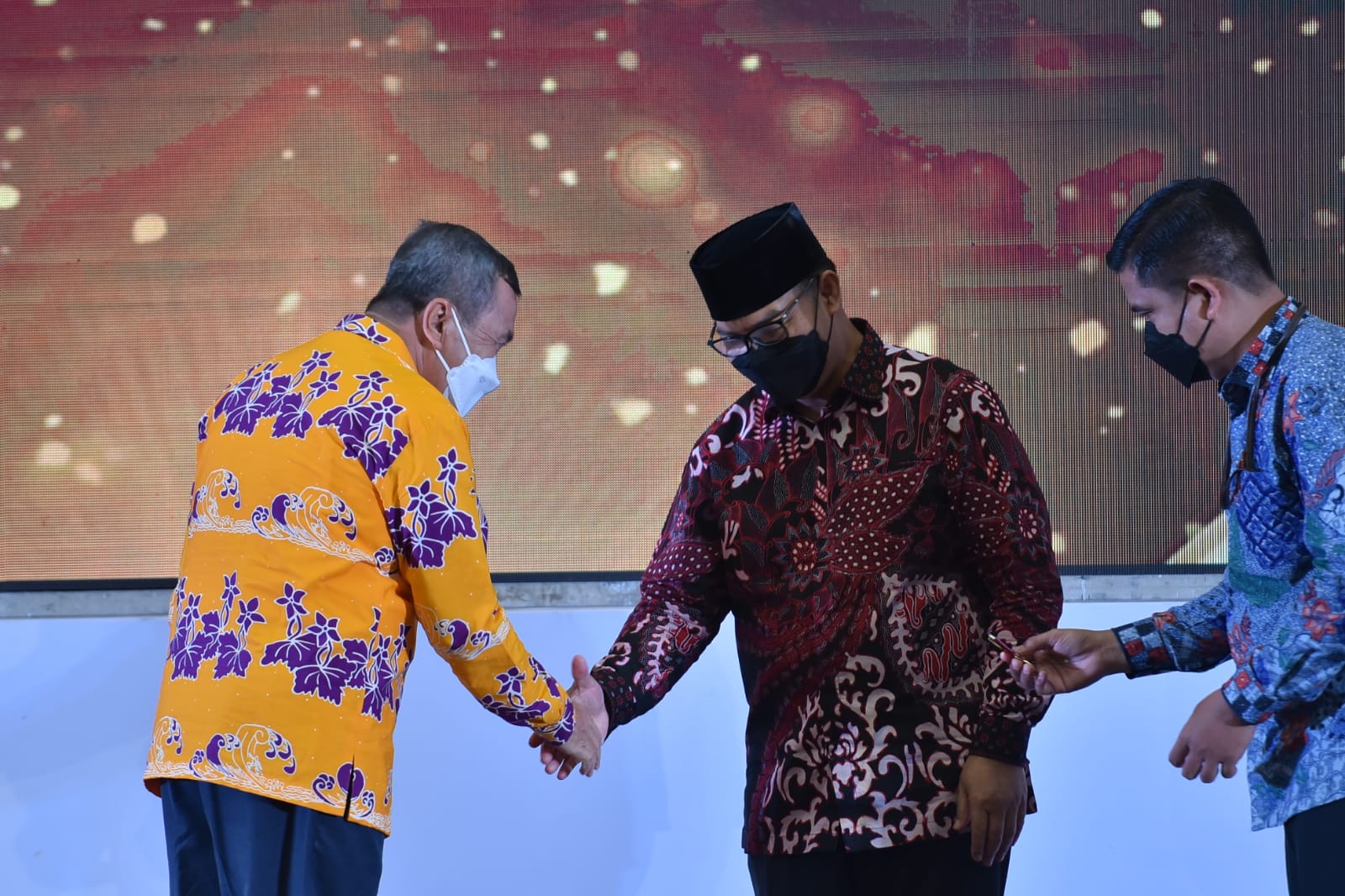 Gubernur Syamsuar Raih Penghargaan Manggala Karya Kencana 2022 Dari BKKBN RI