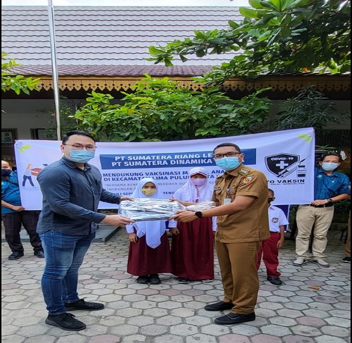 PT SRL Serahkan Bantuan Tas Siswa SD 157 yang Ikuti Vaksinasi