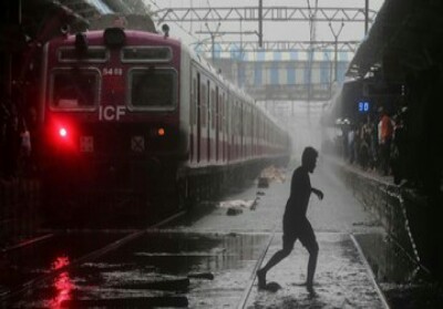 Akibat Banjir, Lebih 800 Penumpang Terperangkap dalam Kereta