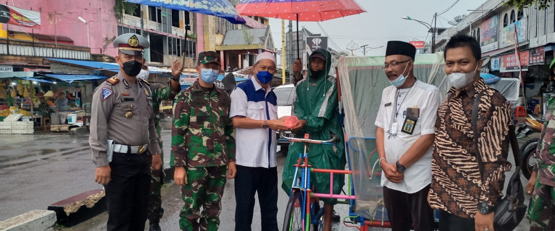 Wabup H.Syamsuddin Uti Lakukan Giat Sosial di Tengah Hujan Rintik