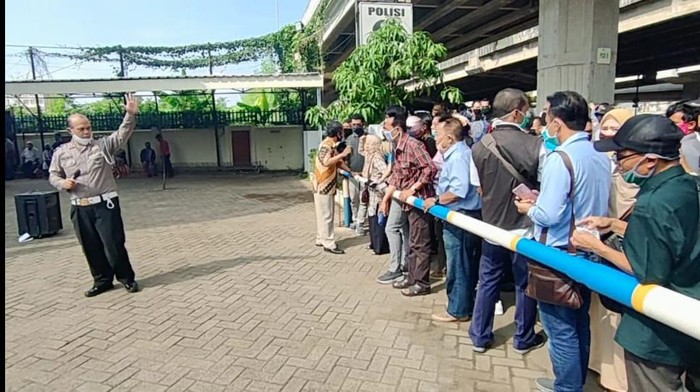Membeludak, Pemohon Perpanjangan SIM Antre Sejak Pukul 02.00 