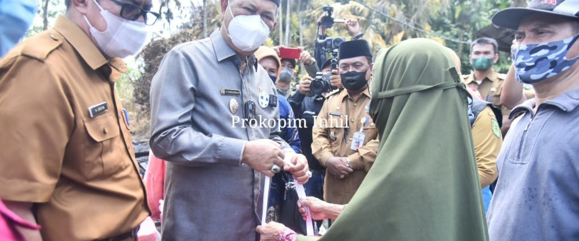 Wabup H.Syamsudin Uti Salurkan Bantuan ke Warga Korban kebakaran