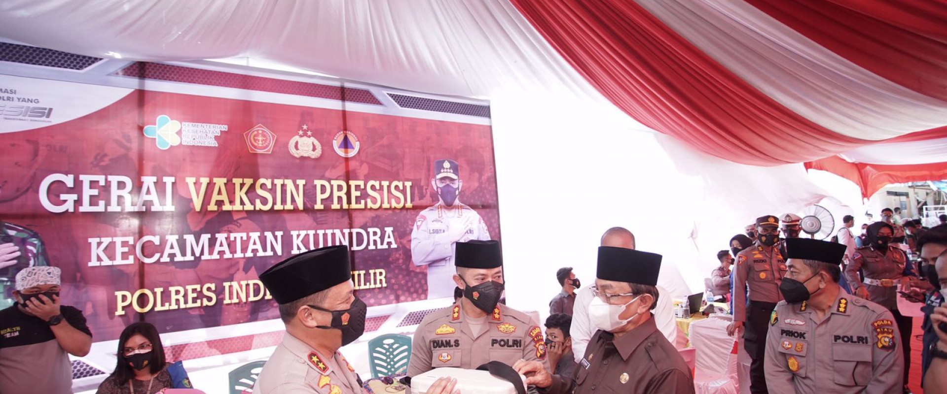 Bupati Inhil Dampingi Kapolda Riau Tinjau Pelaksanaan Vaksinasi Masal di Kecamatan Kuindra