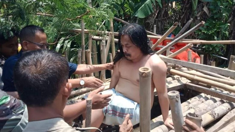 Ini Kisah Pria 5 Tahun Hidup di Kandang Bambu