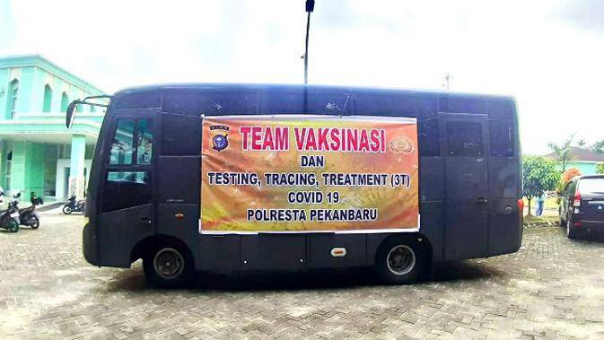 Kejar Target, Polda Riau Kerahkan 20 Mobil untuk Vaksinasi Door to Door