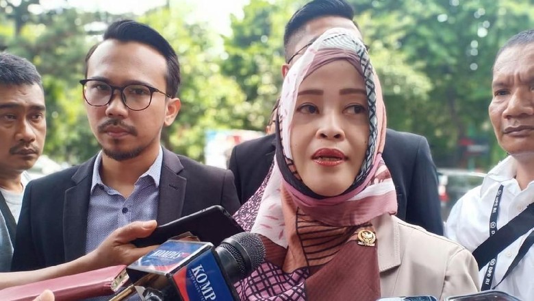 Bawa Bukti, Fahira Idris Datangi Polda soal Meme Joker Anies