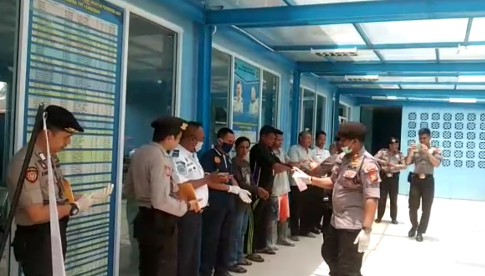 Polres Kampar dan Jajaran Semprot Area Publik Dengan Disinfektan