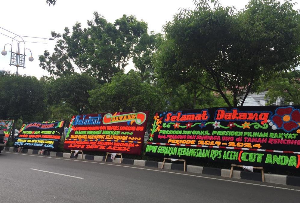 Ucapan `Selamat Datang Presiden Prabowoâ€™ Berjejer di Jalan Banda Aceh