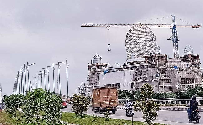 Terjadi Penurunan, Menara Mesjid Raya di Jalan Siak II Pekanbaru Dihentikan