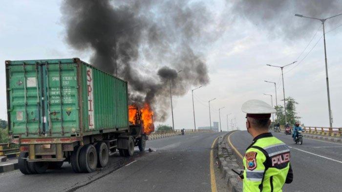 Mobil Truck Terbakar di Tol Pekanbaru-Dumai