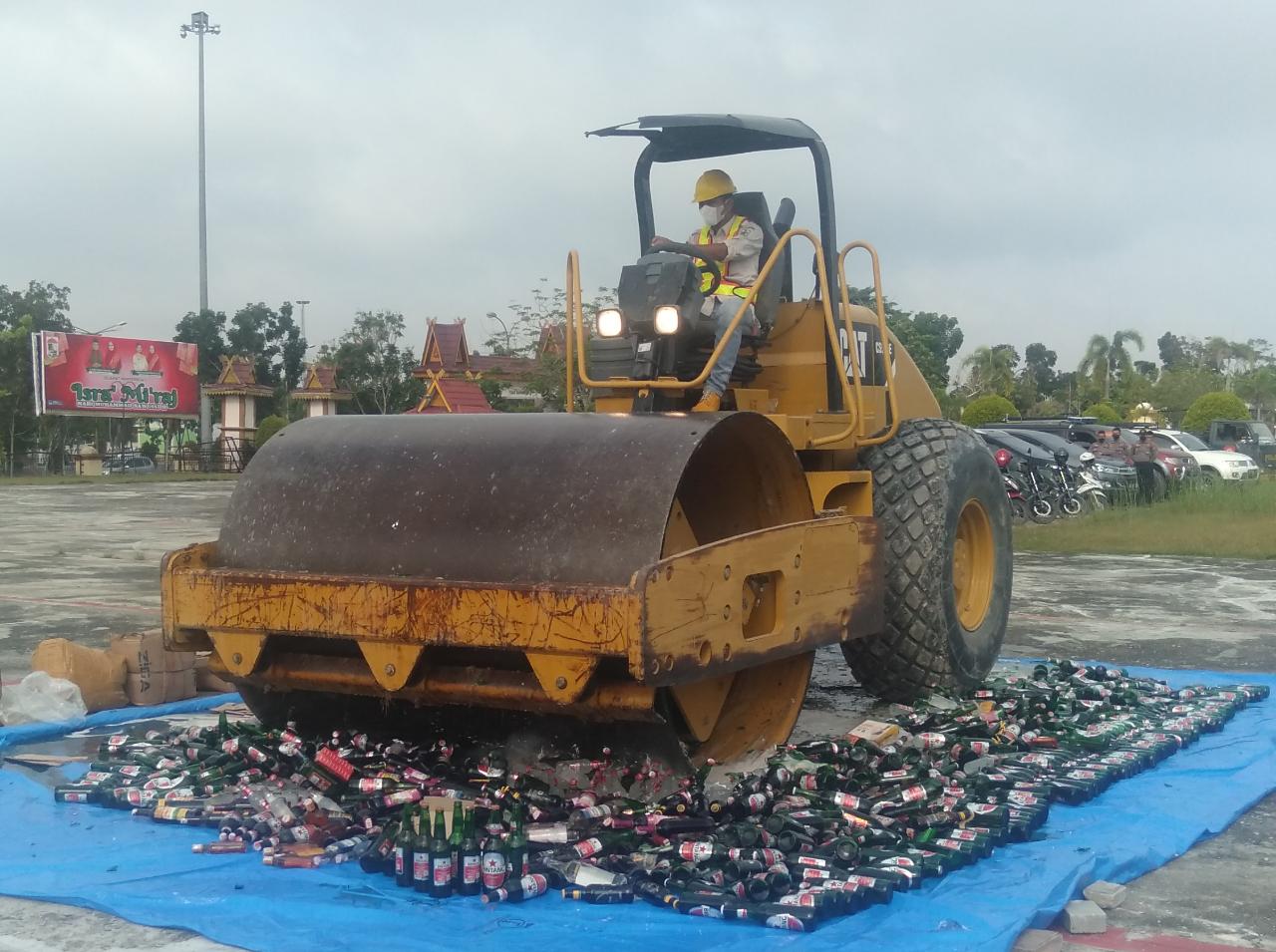 Kasat Reskrim Musnahkan Barang Bukti Miras Sebanyak 1.278 Botol