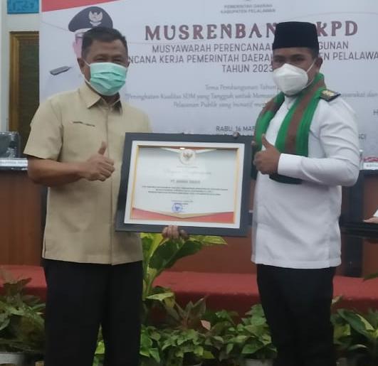 PT Arara Abadi Menerima Piagam Penghargaan dari Bupati Pelalawan
