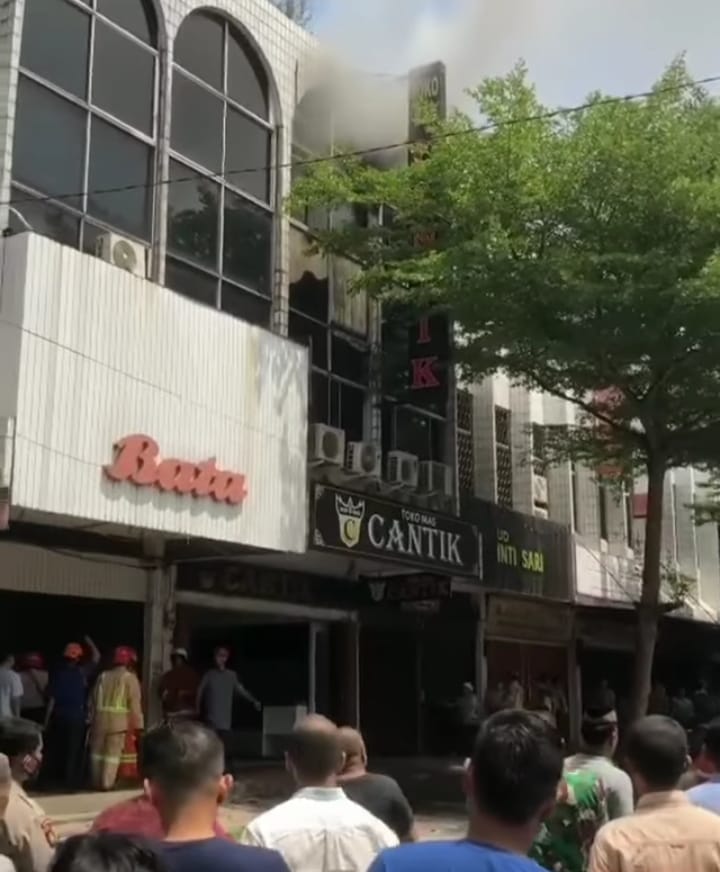 Sijago Merah Mengamuk, Toko Emas Cantik di Pekanbaru Terbakar