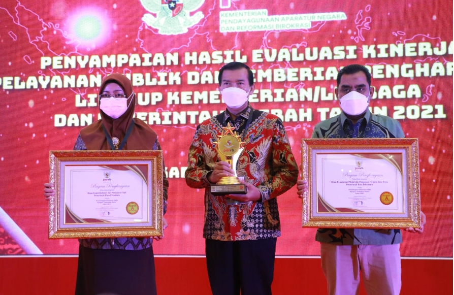 Beri Pelayanan Publik Prima, Wali Kota Pekanbaru Raih Piala Adicita Sewaka Pertiwi