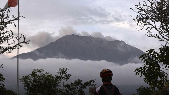 Gunung Agung Masih Erupsi, Tinggi Kolom Abu 700 Meter