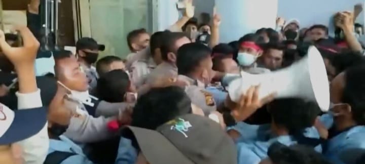 Ratusan Mahasiswa Desak Rektor Bebas Tugaskan Dekan Pelaku Pelecehan
