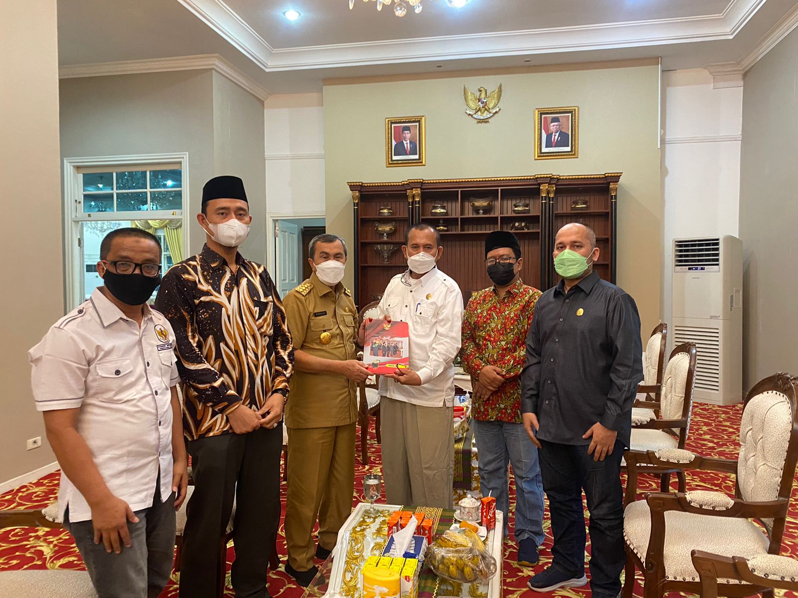 KI  Riau Sampaikan LPj Tahun 2021 ke Gubernur Riau
