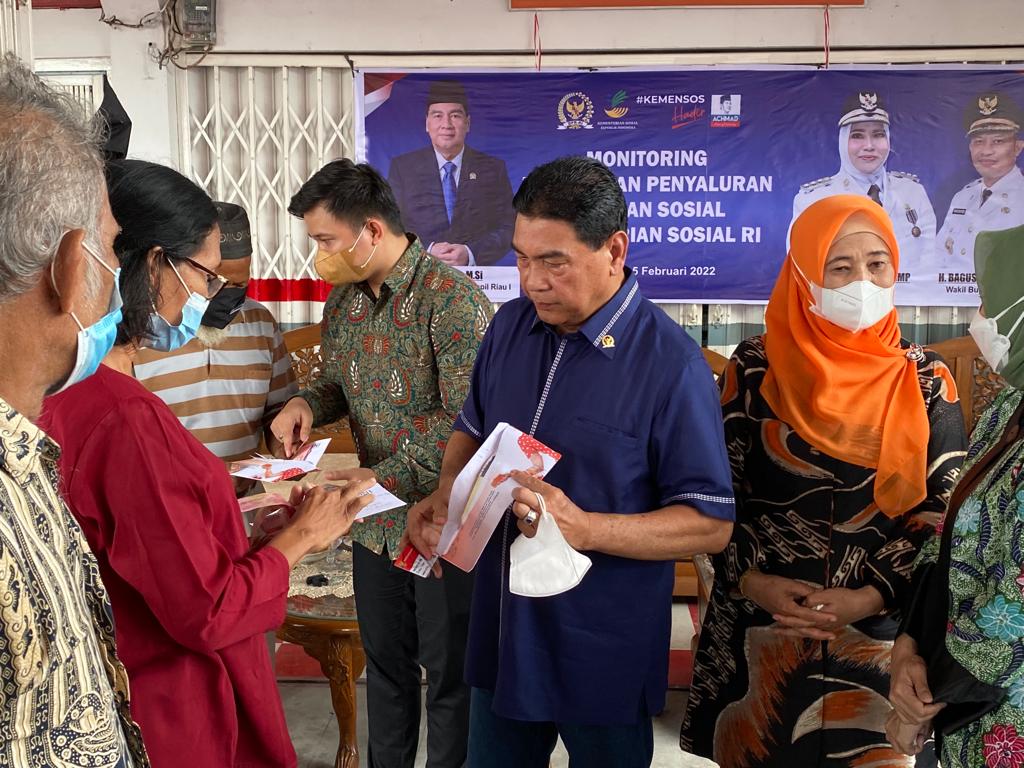Achmad Monitor Langsung Penyaluran Bansos Empat Daerah di Riau