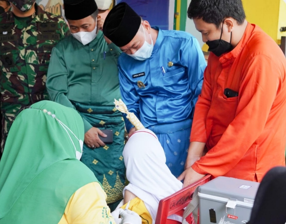 Bupati Rohil Tinjau Vaksinasi Anak Usia 6-12 Tahun di Kecamatan Bangko