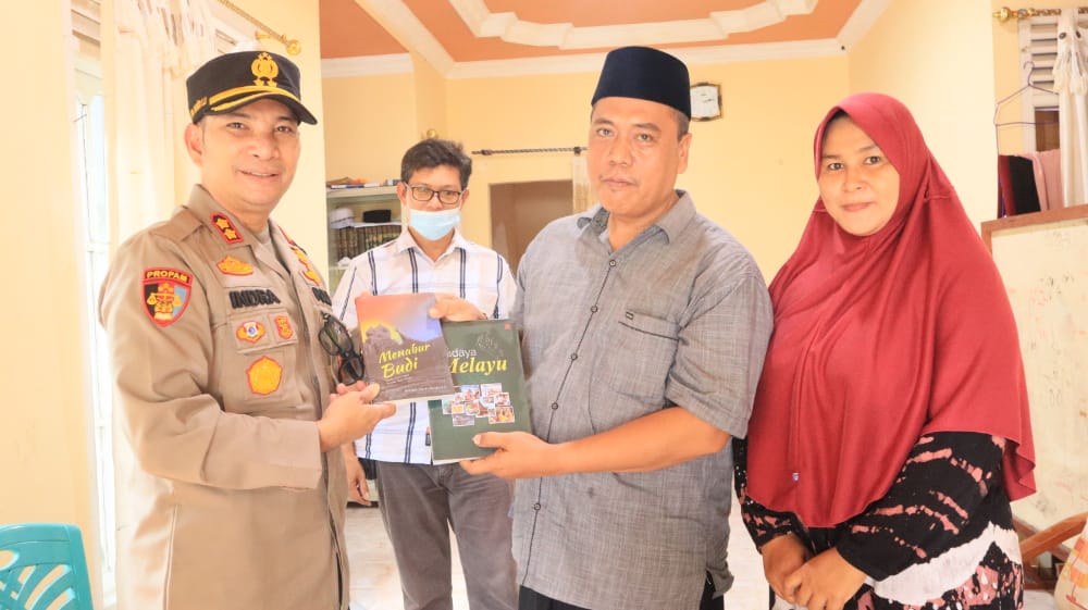 Dikunjungi Kapolres Bengkalis,   Ketua MUI Beri Kenang-kenangan Buku