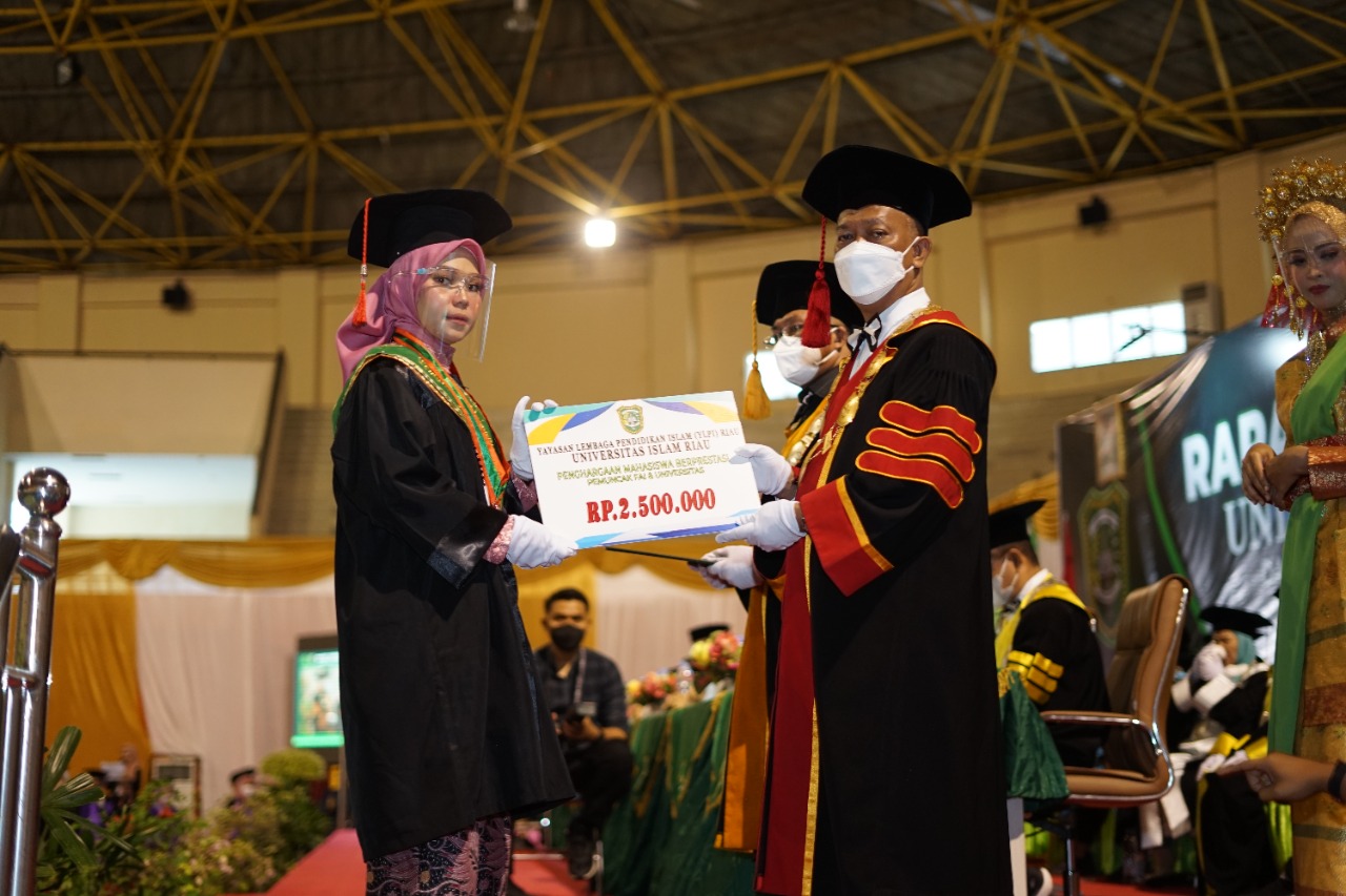 Begini Cerita Inspiratif Rifa, Wisudawati Pemuncak UIR dengan IPK 3,94