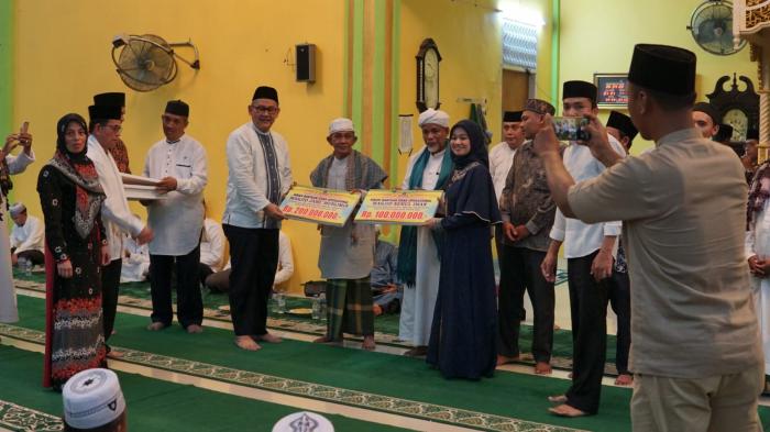 Safari Ramadhan di Kecamatan Tanah Putih, Plt Sekda Rohil Salurkan Bantuan Rumah Ibadah