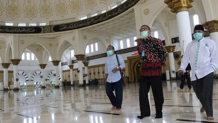 Dituduh Pakai Sepatu di Masjid, Ini Klarifikasi Gubernur Kalbar