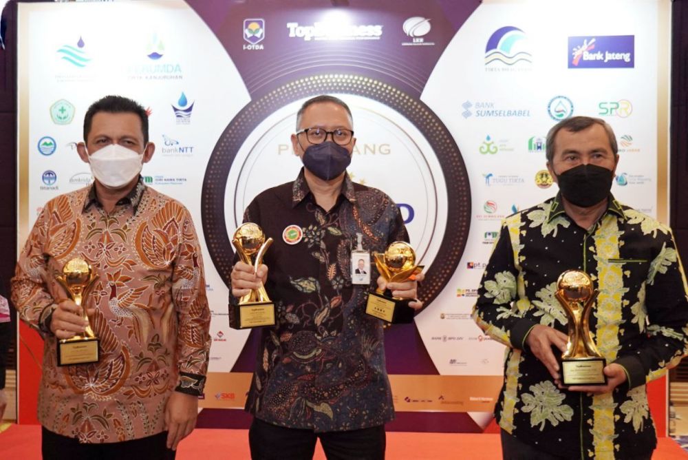 Selamat, Gubernur Riau Terima Penghargaan Top Pembina BUMD 